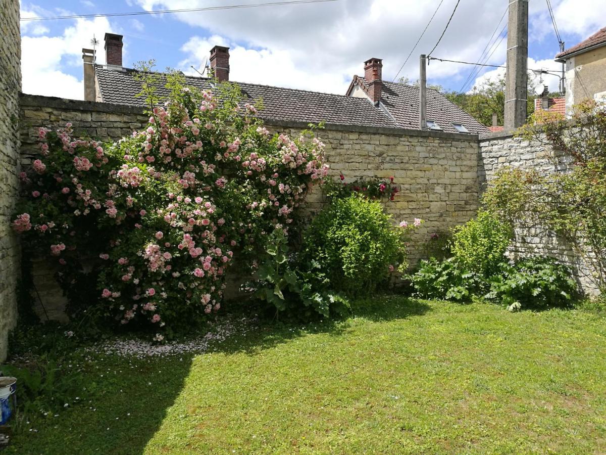 Bed and Breakfast Chez Zaza Stigny Exterior foto